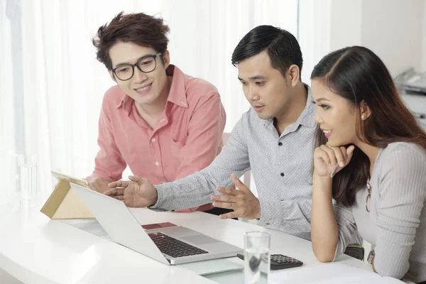 Jóvenes Empresarios Asiáticos Reúnen Mesa Oficina Viendo Ordenador Portátil Juntos — Foto de Stock