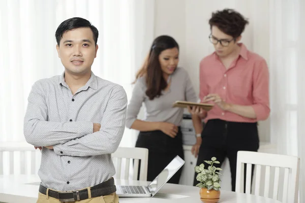 Jonge Aziatische Man Met Gekruiste Armen Kijken Camera Terwijl Kantoor — Stockfoto