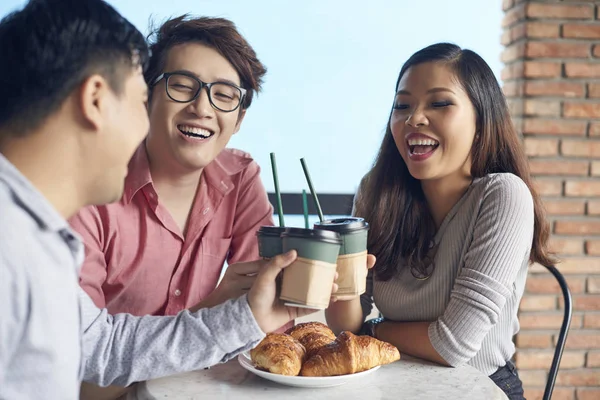 Joven Feliz Mujer Asiática Hombres Tostadas Con Taza Café Divertirse —  Fotos de Stock