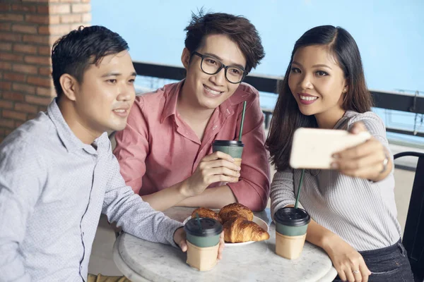 Bastante Mujer Asiática Con Jóvenes Colegas Masculinos Tomando Seflie Mientras —  Fotos de Stock