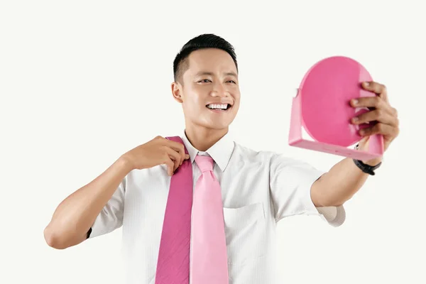 Joven Atractivo Hombre Asiático Probándose Corbata Rosa Mirándose Espejo Sonriendo —  Fotos de Stock
