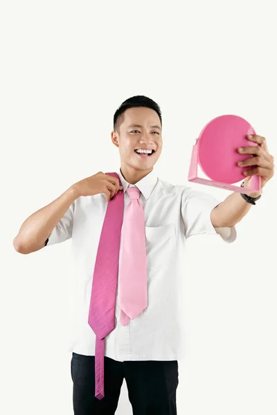 Молоді Азіатські Красенем Дивлячись Себе Дзеркало Щасливо Посміхаючись Спробі Рожевий — стокове фото
