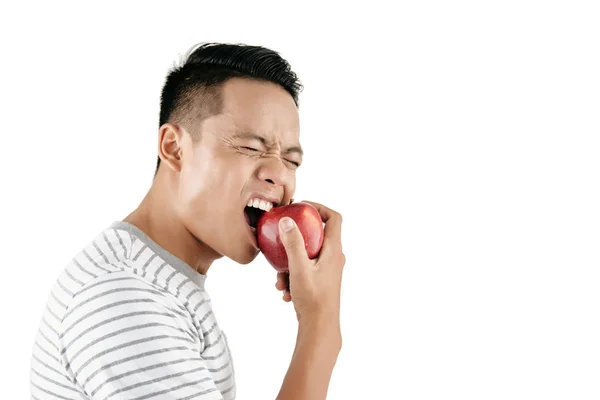 Cintura Retrato Jovem Homem Asiático Wincing Dolorosamente Enquanto Come Maçã — Fotografia de Stock