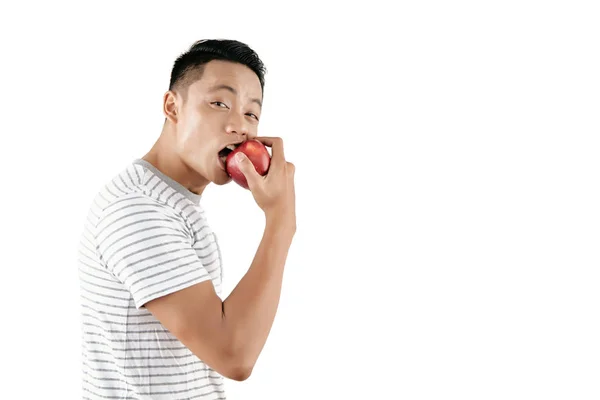 Retrato Cintura Hombre Asiático Guapo Comiendo Manzana Roja Orgánica Mirando —  Fotos de Stock