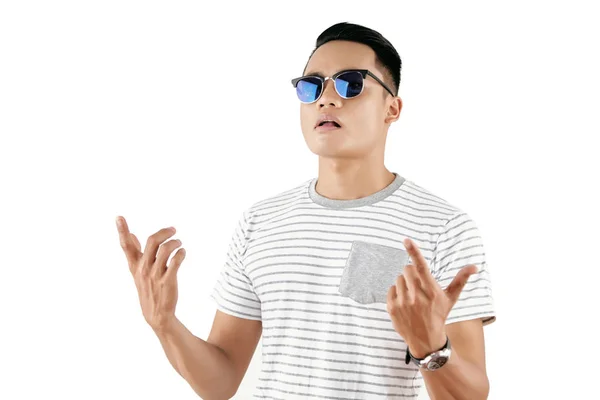 Taillenbild Eines Jungen Stylischen Asiatischen Mannes Mit Trendiger Sonnenbrille Der — Stockfoto