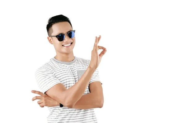 Retrato Cintura Joven Guapo Asiático Con Gafas Sol Que Muestran —  Fotos de Stock