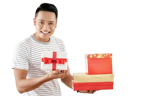 Portrait Jeune Homme Asiatique Tenant Enveloppé Boîtes Cadeaux Noël Souriant — Photo
