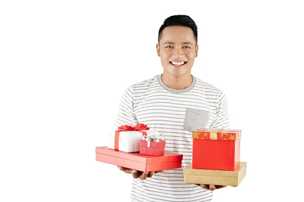 若い魅力的なアジア男性クリスマス プレゼントを持って 白い背景の上に立っている間喜んでカメラで笑顔のウエスト アップ肖像画 — ストック写真