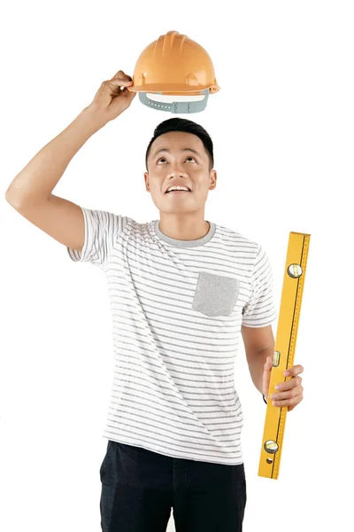 Jovem Bonito Ásia Homem Tentando Difícil Chapéu Sorrindo Enquanto Contra — Fotografia de Stock