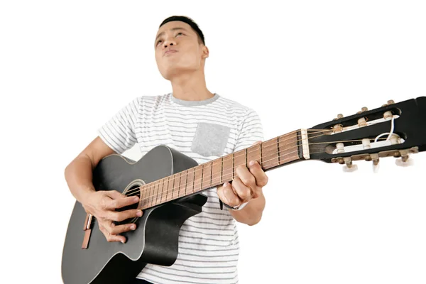 Rahat Shirt Beyaz Arka Planı Düşük Açılı Görünüş Gitar Çalmak — Stok fotoğraf