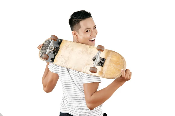Retrato Jovem Asiático Segurando Skate Nas Costas Sorrindo Para Câmera — Fotografia de Stock