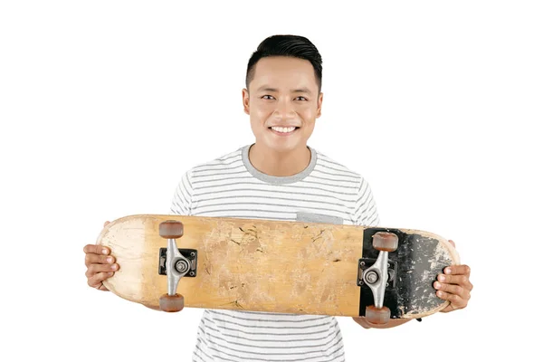 Portrait Beau Mec Asiatique Shirt Décontracté Tenant Skateboard Souriant Caméra — Photo