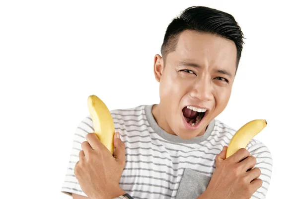 Cintura Retrato Jovem Asiático Segurando Bananas Sorrindo Com Boca Aberta — Fotografia de Stock