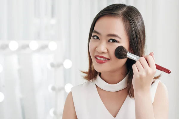 Sorrindo Jovem Mulher Asiática Aplicando Blush — Fotografia de Stock