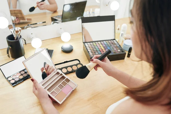 Maquillaje Artista Usando Gran Cepillo Sintético Aplicar Escultor Cara — Foto de Stock