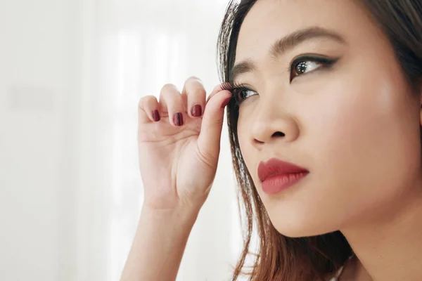 Bastante Joven Mujer Asiática Pegando Pestañas Falsas —  Fotos de Stock
