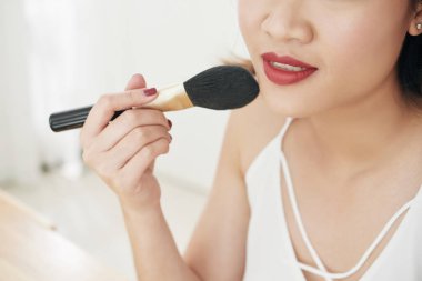 Kırpılmış görüntü gülümseyen kadın yüzündeki tozu Vakfı uygulama