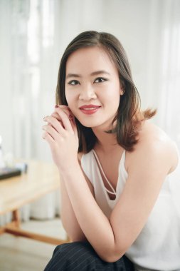 Kameraya bakıyor gülümseyen güzel güzel Asyalı kadın