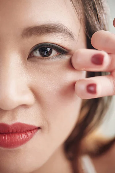 Metà Del Viso Della Donna Asiatica Sorridente Con Trucco Impeccabile — Foto Stock