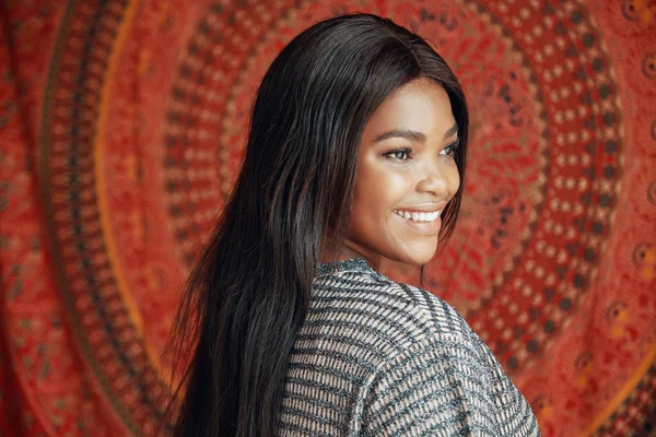 Charmante African American Vrouw Met Lange Haren Weg Glimlachend Tegen — Stockfoto