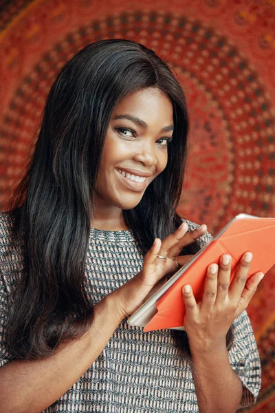 Schöne Afroamerikanerin Tippt Auf Tablet Und Lächelt Charmant Die Kamera — Stockfoto