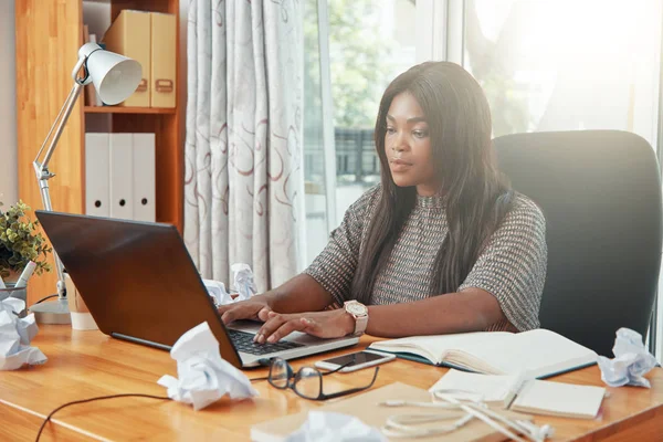 Adult Ethnic Busy Woman Working Laptop Table Crumpled Papers Sunlight — Stock Photo, Image