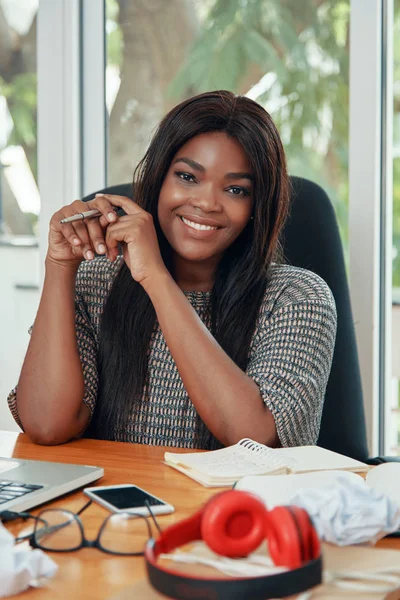 Feliz Adulto Negro Mujer Sentado Escritorio Trabajo Oficina Sonriendo Cámara —  Fotos de Stock