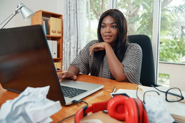 在现代办公室的办公桌上使用笔记本电脑的成人美丽的黑人妇女 — 图库照片