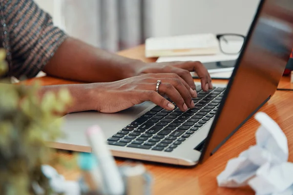 Foto Sem Rosto Empresária Negra Moderna Trabalhando Laptop Digitando Teclado — Fotografia de Stock