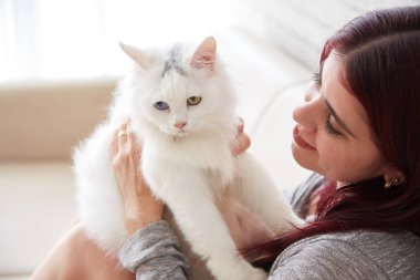 İspanyol kadın holding kabarık beyaz kedi yeşil mavi gözlü 