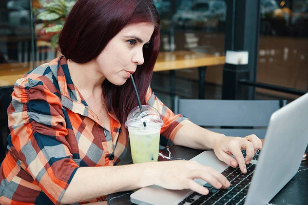 Mujer Usando Ordenador Portátil Mesa Cafetería Beber Fresco —  Fotos de Stock