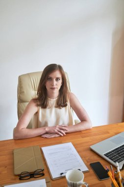 Masada gadget'lar ve kamera Office bakarak kağıtları ile kendine güvenen genç kadın