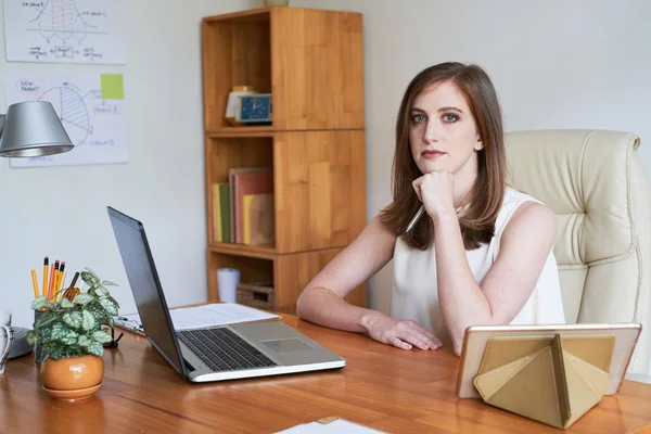 Joven Mujer Negocios Caucásica Inteligente Con Pluma Sentada Mesa Oficina —  Fotos de Stock