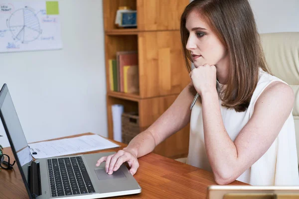 Jovem Mulher Bonita Sentada Mesa Usando Laptop Trabalho Enquanto Inclina — Fotografia de Stock