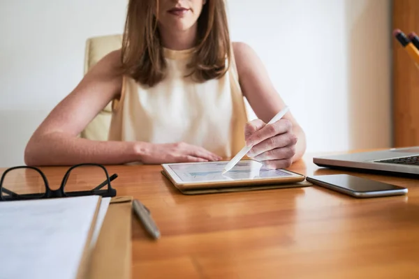 Erntehelferin Tippt Büro Tisch Mit Stift Auf Tablet — Stockfoto