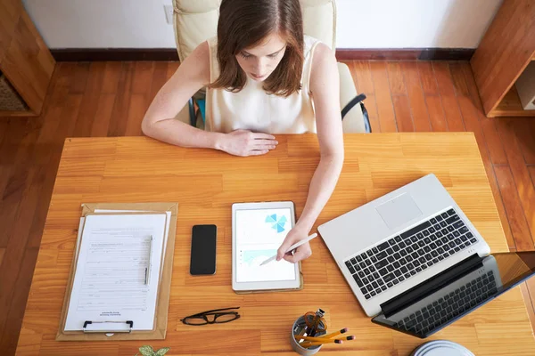 Cima Tiro Mulher Moderna Usando Tablet Mesa Escritório Contemporâneo Batendo — Fotografia de Stock