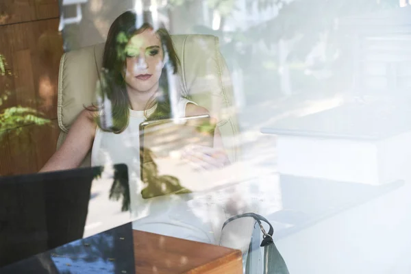 Sköt Genom Blanka Reflekterande Fönsterglas Ung Affärskvinna Titta Tablett Office — Stockfoto