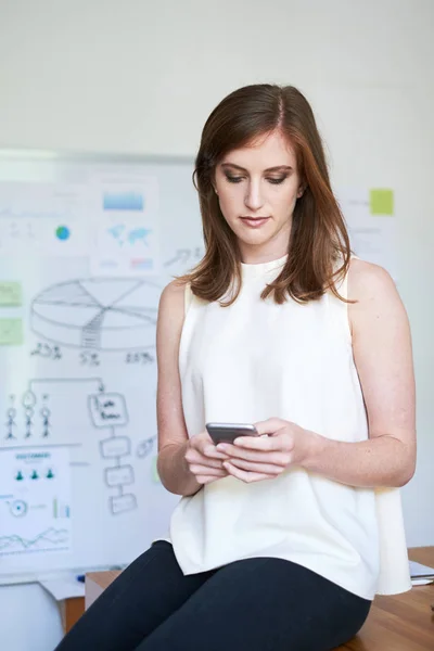 Young Confident Woman Sitting Wooden Desk Browsing Smartphone Modern Office — Stock Photo, Image