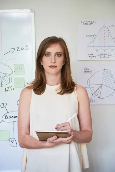 Porträtt Ung Modern Kvinna Office Håller Tablett Och Tittar Kameran — Stockfoto