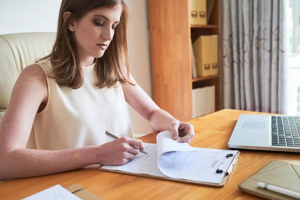 Schöne Selbstbewusste Frau Signiert Papier Auf Klemmbrett Schreibtisch Büro — Stockfoto