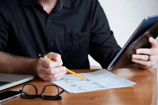 Nahaufnahme Eines Nicht Erkennbaren Männlichen Büroangestellten Der Schreibtisch Sitzt Und — Stockfoto