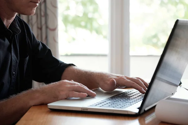 Zbliżenie Poznania Biznesmen Starszy Pracy Laptopie Siedząc Przy Biurku Jasny — Zdjęcie stockowe