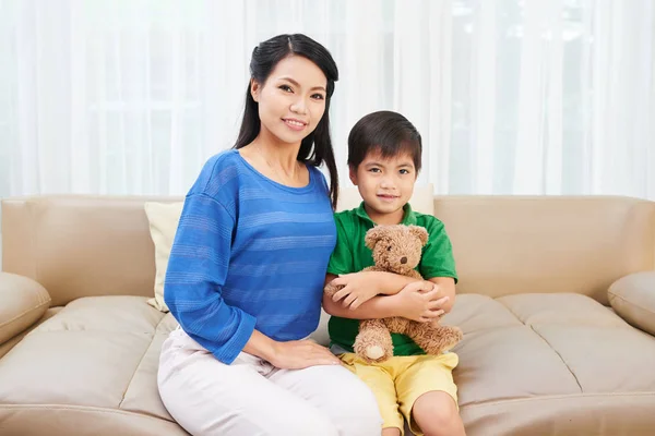 漂亮的亚洲女人的肖像与她的学龄前儿子 — 图库照片