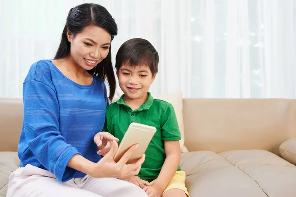 Mãe Mostrando Aplicativo Smartphone Para Seu Filho Pequeno — Fotografia de Stock