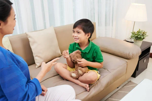 Joyful Garoto Jogando Pedra Papel Tesoura Com Sua Mãe — Fotografia de Stock