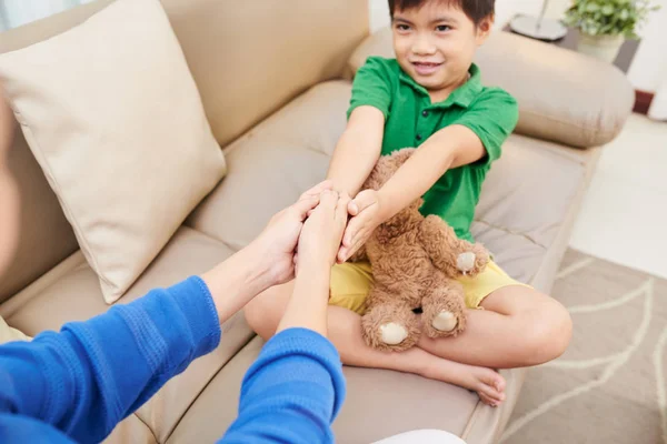 Handen Van Aziatische Moeder Zoon Speelspel Thuis — Stockfoto