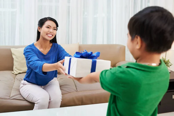 Glückliche Junge Mutter Nimmt Geschenk Ihres Kleinen Sohnes — Stockfoto