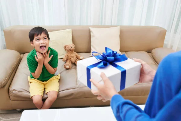 彼の母からの誕生日の贈り物を受け入れるように興奮若いベトナムの男の子 — ストック写真