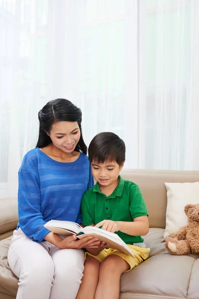 Sorrindo Jovem Mulher Asiática Ensinando Seu Filho Ler — Fotografia de Stock