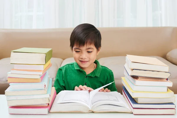 Akıllı Meraklı Küçük Vietnamlı Çocuk Evde Okuma — Stok fotoğraf